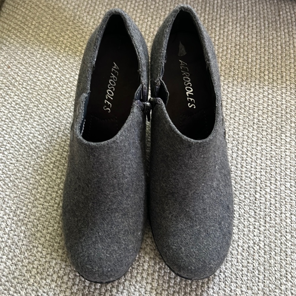 AEROSOLES Gray Flannel Ankle Booties Women's Size 6